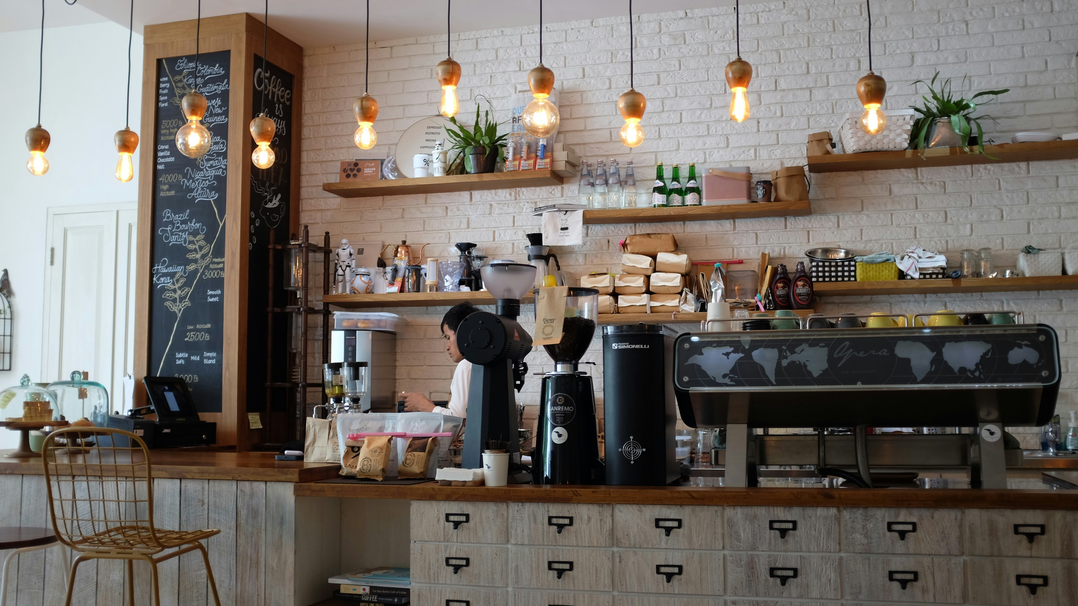 Ambiance chaleureuse dans notre café Ainess